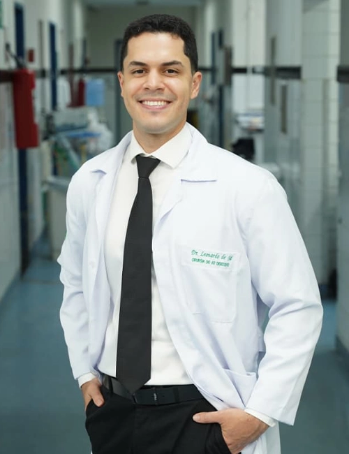 Dr. Leonardo Rodrigues de Sá em consultório